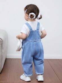 SHEIN Baby Girl Cute Bow Blue Denim Overall Pants,Fall Kid's Casual And Comfortable Wear,Beach Outfits For Kid Girls,Graduation Outfits - Light Wash - View 2
