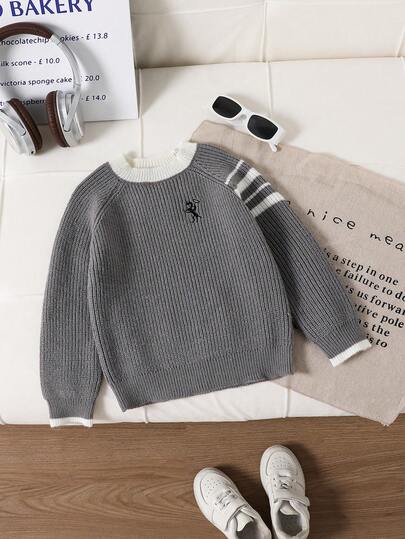 SHEIN 男童条纹灰色基础款圆领毛衣，正面可爱刺绣，学院风设计，适合通勤、上学、日常休闲穿着，长袖针织套头衫，超舒适百搭的羊毛内衬，适合幼儿园、生日派对等场合。