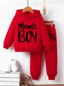 一套男童时尚休闲字母“MAMA'S BOY”印花连帽卫衣和运动裤套装，适合秋冬季外出穿着 - 紅色 - 查看 4