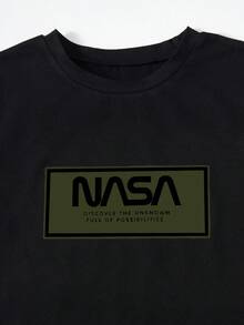 SHEIN Mirajuku 2 件套青少年男孩印花黑色短袖 T 恤和米色工装裤休闲套装，春夏