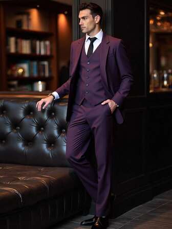 Manfinity Bizformal 男士紫色三件套西装，时尚男装，采用舒适面料制成，适合正式、时尚场合、通勤、派对、婚礼等。（包含一件夹克、一件背心和一条裤子），展现时尚气质。精致的紫色西装套装，可作为礼物送给你生命中特别的男人。