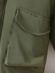 Kurtka wiatrówka dla chłopca z kapturem zapinanym na suwak, kieszeniami i graficznym naszywką dekoracyjną na jesień/zimę