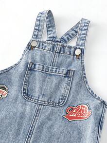 SHEIN Streecool Kids Nouvelles salopettes et combinaisons en jean bleu délavé vintage pour jeunes garçons, design à boutons réglables, denim en coton doux et confortable, convient pour l'automne/l'hiver, le port quotidien, l'école, les déplacements, les fêtes, la maison, les vacances, la rentrée scolaire, les jours fériés - Jean bleu - Voir 5