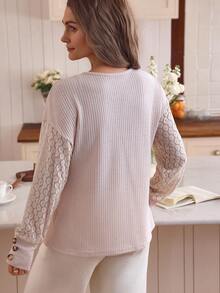 Louniche 女士优雅休闲拼色蕾丝V领纽扣细节长袖T恤，适合女性上班通勤，春秋季日常穿着，秋冬季女士长袖V领纽扣T恤上衣 - 杏色 - 查看 2