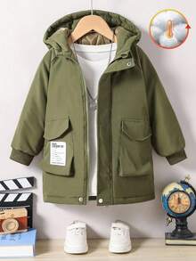 Kurtka wiatrówka dla chłopca z kapturem zapinanym na suwak, kieszeniami i graficznym naszywką dekoracyjną na jesień/zimę