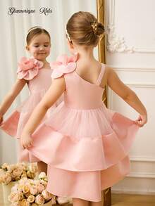 Glamorique Kids Robe élégante en satin sans manches à une épaule, avec un grand motif floral à la taille et des volants superposés. Coupe ajustée, idéale pour les jeunes filles. - Rose bonbon - Voir 2