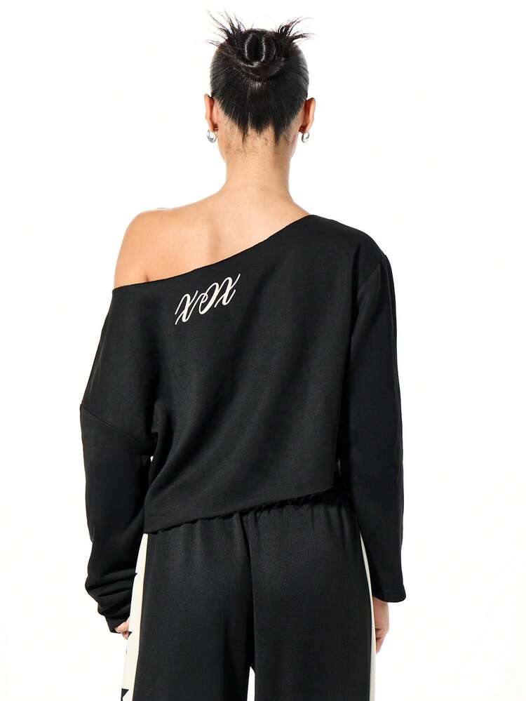 SUMWON WOMEN Blusa cropped ombro a ombro com estampa cursiva.