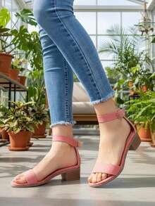 La Caprichosa sandalias planas con tacón bajo y pulsera, sandalias de mujer con hebilla ajustable, sandalias abiertas con diseño minimalista, sandalias cómodas para uso diario, sandalias casuales con tacón cuadrado, calzado femenino con tira frontal y cierre al tobillo, sandalias modernas para verano, sandalias de vestir con estilo sencillo, sandalias versátiles para combinar con jeans o vestidos, sandalias elegantes de diseño clásico - Rosa - Ver 2