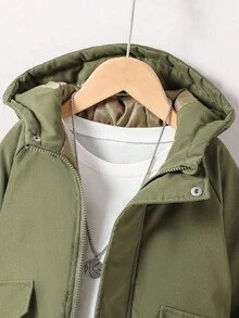 Kurtka wiatrówka dla chłopca z kapturem zapinanym na suwak, kieszeniami i graficznym naszywką dekoracyjną na jesień/zimę