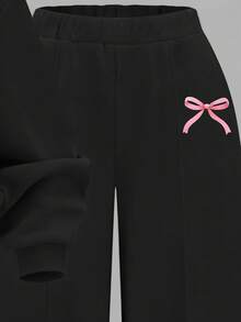 SHEIN Explorewe Cozy Fall & Winter Styles Casual Fashion Creative Personalized Fresh Minimalist High-End Pink Bow Decor Letter Slogan Graphic Print Casual Cropped Sweatshirt And Straight Leg Pants Set, Comfortable Outfit For Teen Girl Y2k Outfit Girld Outfit Set That Girl 2 Pieces Set Bow Outfit Girl Y2k Outfit Set - Black - View 3