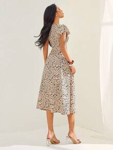 SHEIN PETITE 女式碎花方领荷叶边袖开衩下摆长裙，度假风格 - 卡其色 - 查看 2