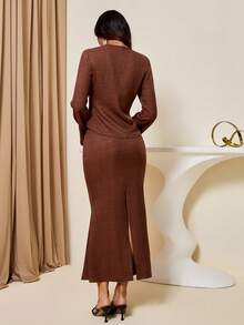 Lyxana Damen Kaffeebraun Herbst Elegantes Büro 2-teiliges Set: V-Ausschnitt ausgestellter Ärmel Twist Metallic Bluse & figurbetonter Fischschwanz Schlitz Rock, Crinkle Stoff Outfit - Kaffeebraun - Übersicht 2