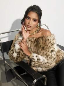 Zyxie بلوزة نسائية بياقة منحرفة الكتف مطبوعة بنمط نمر من الفرو الصناعي