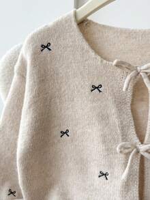 SHEIN 少女宽松休闲简约舒适圆领长袖蝴蝶结波点开衫，返校季儿童开衫，女童毛衣，纽扣女童服装，秋冬服装，女童春秋套装，女童针织套装 - 杏色 - 查看 4