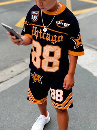 SHEIN 2 件青少年男孩休闲经典酷棒球运动风格，88 号，哥特式芝加哥文字，星星印花短袖圆领 T 恤和短裤套装，适合夏季