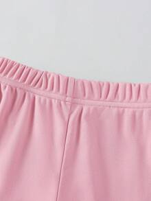 SHEIN 两件套女童甜美酷炫3D蝴蝶结装饰白色上衣+黑色喇叭裤套装，黑色上衣饰有多个粉色蝴蝶结，搭配时尚的紫红色喇叭裤，甜美时尚，适合返校、外出、街头风格。