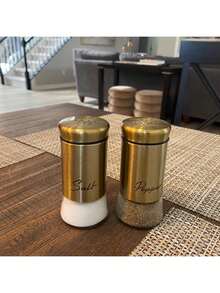 Cirelle Bộ 2 lọ đựng muối và tiêu, lọ đựng muối có đáy bằng thủy tinh trong suốt, bộ 5 oz muối và tiêu cho bàn nấu nướng RV BBQ, đồ trang trí và phụ kiện nhà bếp màu đen và trắng - Nhiều màu - Xem 6