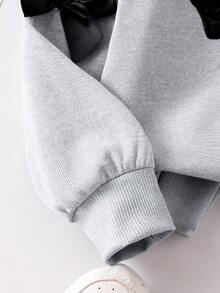 SHEIN Genkimix Kids 2件套女童休闲灰色插肩袖串珠蝴蝶结卫衣裤套装，针织套头衫和长裤 - 灰色 - 查看 5