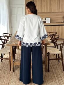 SHEIN LUNE 2 piezas Conjunto de traje de talla grande para mujer con contraste de color bordado y manga media, para otoño/invierno - Azul y blanco - Ver 2