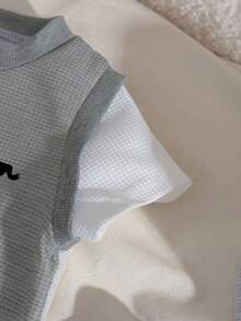 SHEIN Genkimix Kids Bộ 3 áo thun cổ tròn 2 trong 1 màu xanh dương mùa hè cho bé trai kèm mũ, vải voan, thích hợp cho các hoạt động vui chơi ngoài trời hàng ngày, đi học, đi nghỉ, phong cách thanh lịch, thích hợp cho các hoạt động giải trí gia đình, thể thao và tụ tập - Xám - Xem 3