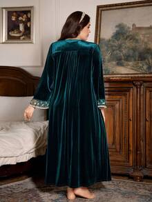 Vintage Palace Style Embroidered Floral Decor Velvet Plus Size Nightgown + Robe Set, Winter - Dark Green - View 2