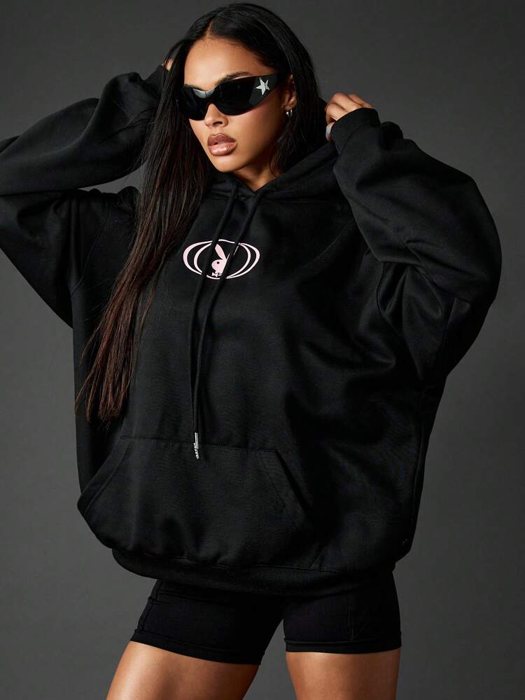 Missguided x Playboy レーシングヘルメットのグラフィックプリントが施されたオーバーサイズのブラックパーカー