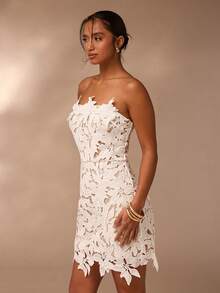 Glamine 白色水溶性抹胸迷你连衣裙，胸部3D花朵装饰，优雅女士连衣裙，全白女士派对装，女士派对礼服，性感派对礼服，女士节日服装，伴娘礼服，婚礼宾客礼服 - 白色 - 查看 6