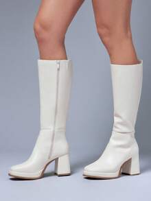 Solezae #LegsForDays 女式 3.25 英寸粗跟和 1 英寸厚底方头优质 PU 及膝靴 - 时尚、精致、轻松，经典黑色，彰显您的大胆秋冬风格。 - 白色 - 查看 2