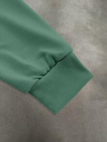 Manfinity EMRG 2 件男士肖像和字母图案印花休闲美式灰色运动裤和连帽衫套装 - 綠色 - 查看 5