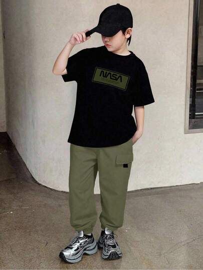 SHEIN 2pcs Tween Boy Print Black Short Sleeve T-Shirt And Beige Cargo Pants Casual Suit, Spring/Summer