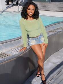 Steph T Jupe en jean mini pour femmes avec ourlet à franges, lavage vintage déchiré et stretch sexy