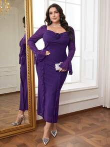 Modelyn Figurbetontes Kleid in Große Größen mit Herzausschnitt, langen Glockenärmeln und Rüschensaum