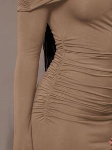 Silquee 女士简约日常约会、优雅派对长袖修身性感纯色弹力针织连衣裙，单排领，斜肩领，浪漫约会、秋冬打底针织连衣裙、夜间外出连衣裙、万圣节和圣诞节长裙 - 卡其色 - 查看 7