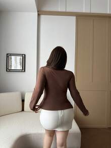 Flirla 大码女式休闲日常通勤简约纯色圆领扭结前襟长袖T恤，春秋季 - 棕色 - 查看 2