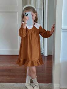 Emery Rose Kids Emery Rose Kids 女童灯芯绒拼接蕾丝彼得潘领长袖连衣裙，修身休闲A字连衣裙，秋冬新品，适合女童日常穿着、上学、秋冬季返校季。女童冬装，日常上学穿着，生日礼服，公主风服装。 - 鏽棕色 - 查看 7