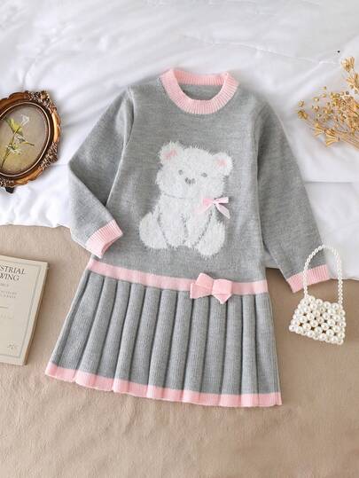 SHEIN Playful Pals 小女孩可爱小熊提花针织圆领A字连衣裙，饰有手工蝴蝶结，褶裥下摆，适合户外旅行和居家穿着。