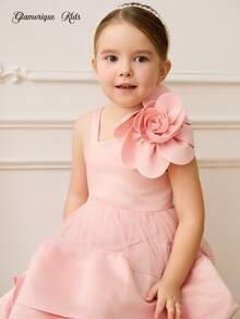Glamorique Kids Robe élégante en satin sans manches à une épaule, avec un grand motif floral à la taille et des volants superposés. Coupe ajustée, idéale pour les jeunes filles. - Rose bonbon - Voir 6