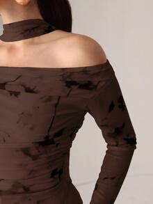 NOVVYNE 秋季针织性感透视网眼丝带印花T恤 - 棕色 - 查看 4