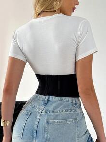 1件黑色束身腰带，适合日常穿着