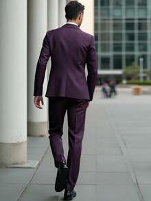 Manfinity Bizformal 男士紫色三件套西装，时尚男装，采用舒适面料制成，适合正式、时尚场合、通勤、派对、婚礼等。（包含一件夹克、一件背心和一条裤子），展现时尚气质。精致的紫色西装套装，可作为礼物送给你生命中特别的男人。 - 紫色 - 查看 2