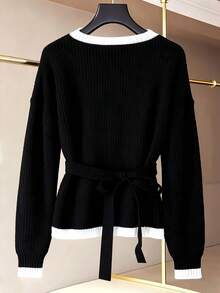 GlowEve Elegant och moderiktig stickad kofta med omlottdetaljer och nedsänkta axelband för kvinnor - Svart och Vitt - Visa 3