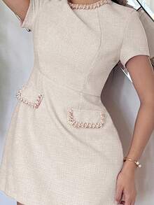 Andrea Bello 厚重串珠装饰修身腰部简约短袖迷你连衣裙，适合情人节、春夏季 - 白色 - 查看 3