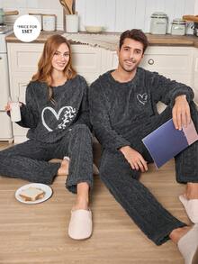 CoupledUp 心形字母刺绣抓绒男士蓬松舒适睡衣套装，冬季保暖