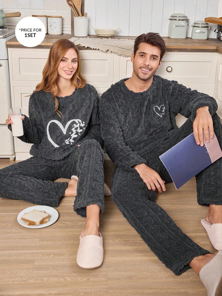 CoupledUp 心形字母刺绣抓绒男士蓬松舒适睡衣套装，冬季保暖