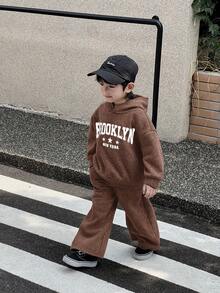 SHEIN Little Byeori 2 件装年轻男孩儿童街头休闲韩版斑点连帽衫和纯色松紧腰裤套装，适合返校、生日、婴儿洗礼、节日派对、秋冬季 - 棕色 - 查看 4
