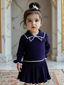 Ensemble pull et jupe pour bébé fille, à la mode automne-hiver 2025. Pull en tricot bleu marine à manches longues + jupe, avec col en dentelle et nœud papillon. Silhouette ample et confortable, parfait pour un look décontracté chic. Facile à assortir avec des collants ou des bottines. Idéal pour le quotidien et les sorties. - Bleu marine - Voir 4