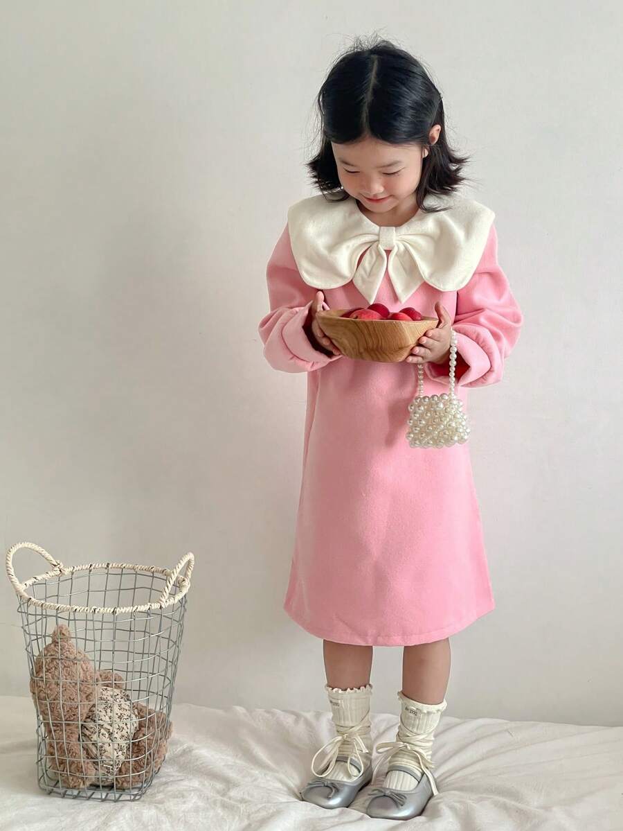 SHEIN 1 pieza Vestido de invierno elegante y versátil para niñas bebé, de manga larga, con cuello de lazo en contraste, de tela de lana rosa, corte holgado, minimalista y lindo, para otoño/invierno 2025 - Rosa - Ver 1