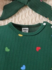 SHEIN 情人节新生儿爱心印花连体衣，舒适针织休闲连体衣，带发带 - 墨綠色 - 查看 4