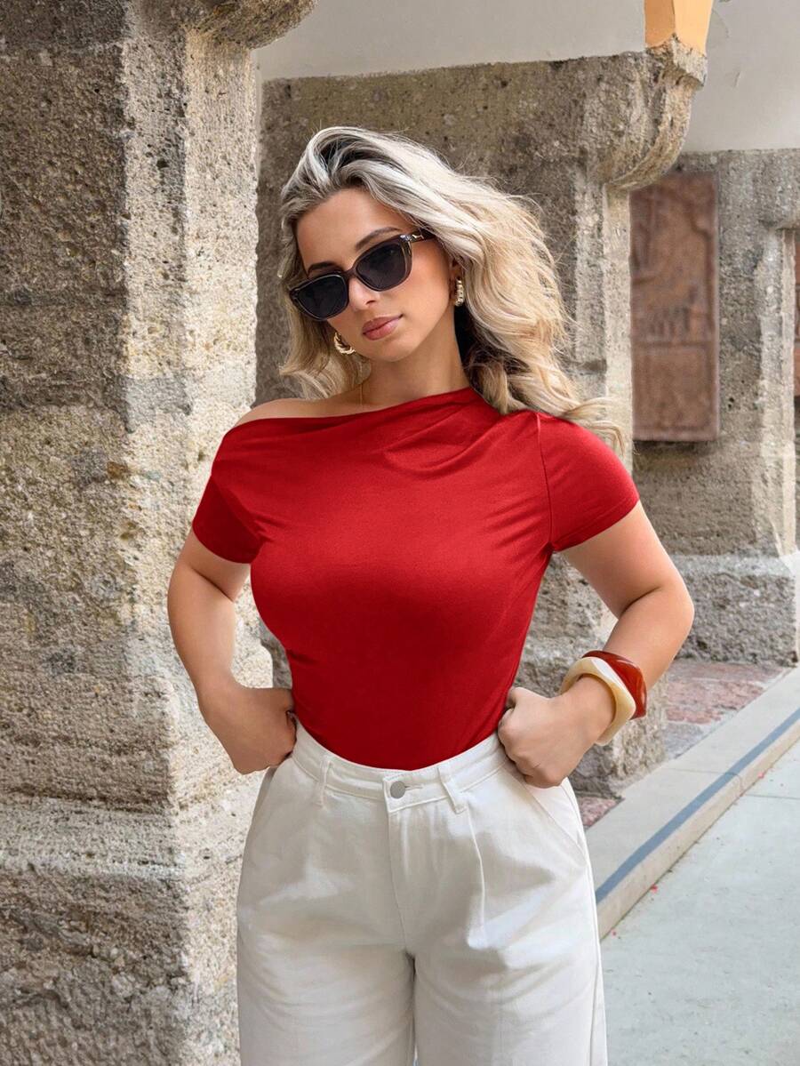 Jeta Ari Áo thun nữ mùa hè trơn cổ bất đối xứng tay ngắn ôm vừa vặn có xếp ly cho quần áo năm mới - Đỏ - Xem 1