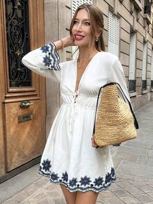 SHEIN Frenchy 2025秋冬女装深V领系带喇叭袖刺绣性感迷你连衣裙，白色波西米亚风连衣裙，白色度假连衣裙，长袖连衣裙，秋季，撞色花卉刺绣连衣裙，撞色波浪边连衣裙，女士长袖连衣裙，女式连衣裙，收腰连衣裙，女士碎花连衣裙，沙滩连衣裙，毕业礼服，女士优雅连衣裙，早午餐装扮，女士冬季装扮，时尚服装系列，时尚服装系列，法式风格服装，圣诞连衣裙，新年装扮，圣诞节，女士感恩节装扮，女士休闲装扮，复古，简约，通勤，办公，适合日常穿着和派对 - 藍白色 - 查看 5